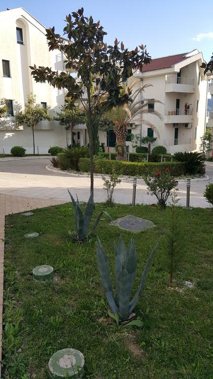 Roman Gardens Studio Apartment Risan Buitenkant foto