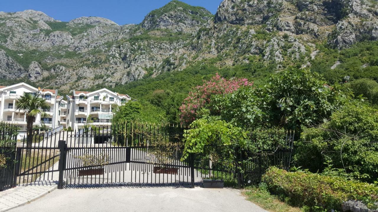 Roman Gardens Studio Apartment Risan Buitenkant foto