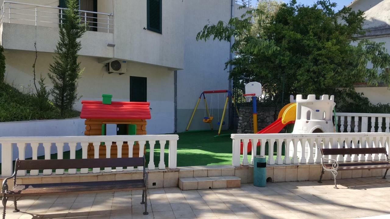 Roman Gardens Studio Apartment Risan Buitenkant foto